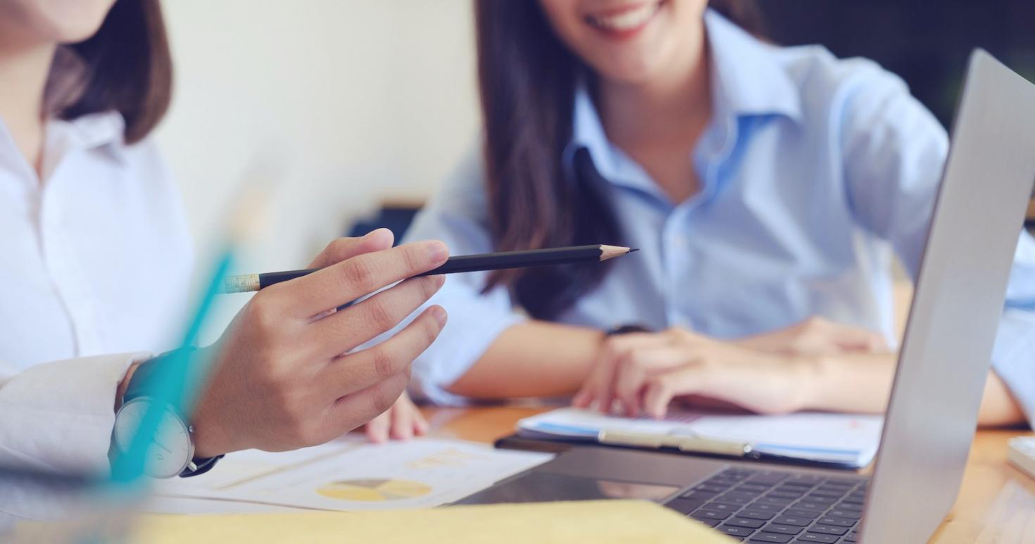 Participante a trabalhar num plano orçamental sazonal com instrutor